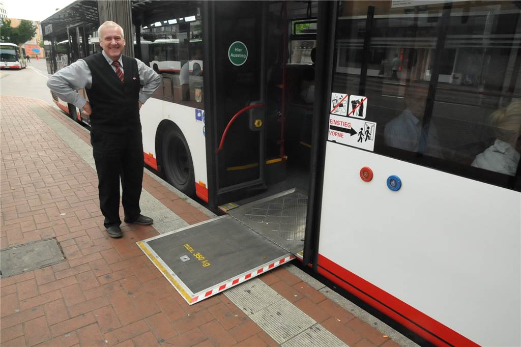 Busfahrer ließen Senior mit Rollstuhl und demente Frau zwei Mal an der Haltestelle stehen Auf diesem Archivfoto kann man eine Rollstuhlfahrer-Rampe erkennen. Ohne die ist auch am Münsterplatz ein Einstieg quasi unmöglich.