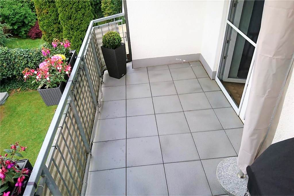 Auf diesem Balkon sollten die neuen Gartenmöbel schon längst stehen. Sarah Kusnierz und ihr Lebensgefährte müssen sich noch ein paar Tage gedulden.