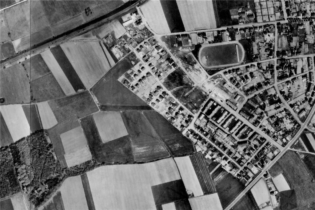 Auf diesem Bild, das laut RVR zwischen 1957 und 1980 entstanden ist, sieht die Sache schon ein bisschen anders aus. Deutlich mehr Häuser - und auch der Sportplatz - sind gut zu erkennen. 