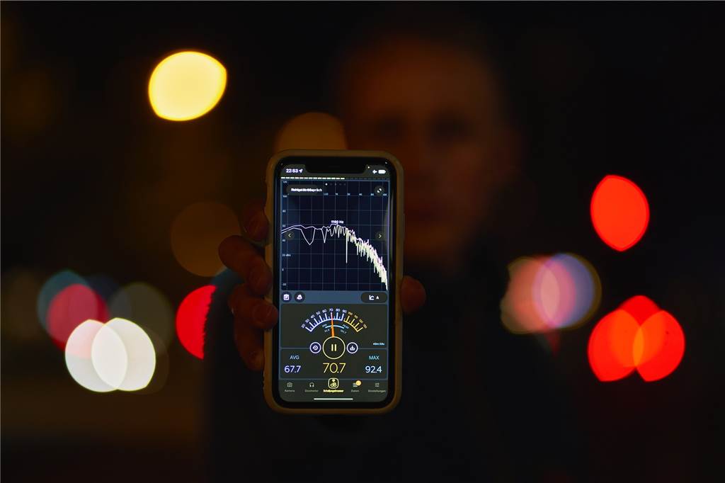Diskussion um Lärmblitzer: So laut sind die Wall-Raser wirklich Mit einer kostenpflichtigen Dezibel-Mess-App haben wir die Lautstärke gemessen. Auf diesem Bild – entstanden etwa zur Hälfte der Beobachtungszeit – waren die Werte noch niedriger als zum Schluss.