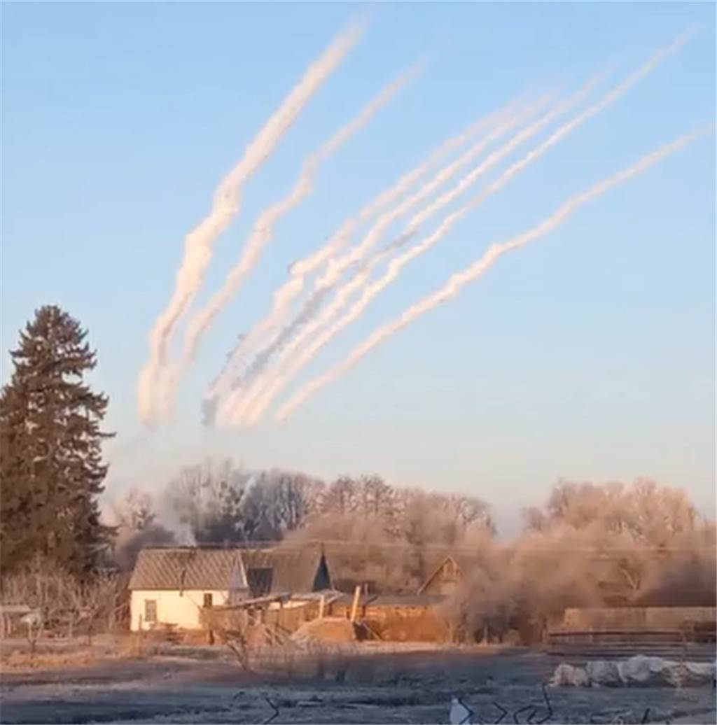 Ukrainische Geflüchtete erzählen von Flucht und kochen für ihre Helfer Auf diesem Bild ist ein Raketenangriff auf das Nachbardorf von Marina und ihrer Familie in der Ukraine zu sehen.