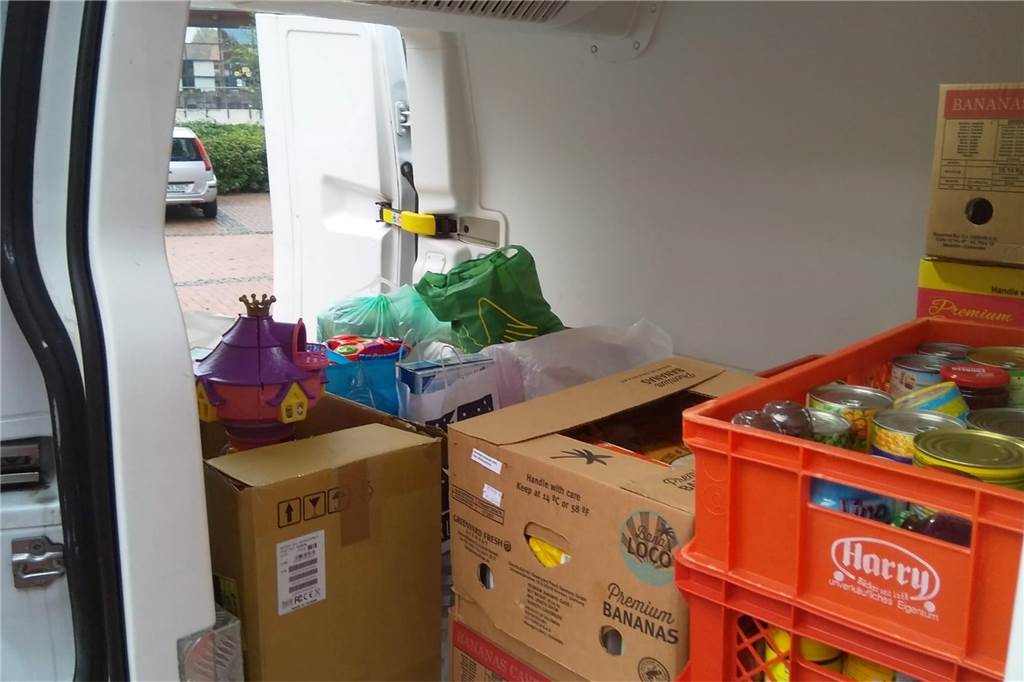 Heeker Firmbewerber sammeln „Riesenschatz“ für Ahauser Tafel Auf diesem Bild ist noch etwas Platz im Wagen der Ahauser Tafel, am Ende reichten die mit Spenden gefüllten Kisten bis unter die Decke.