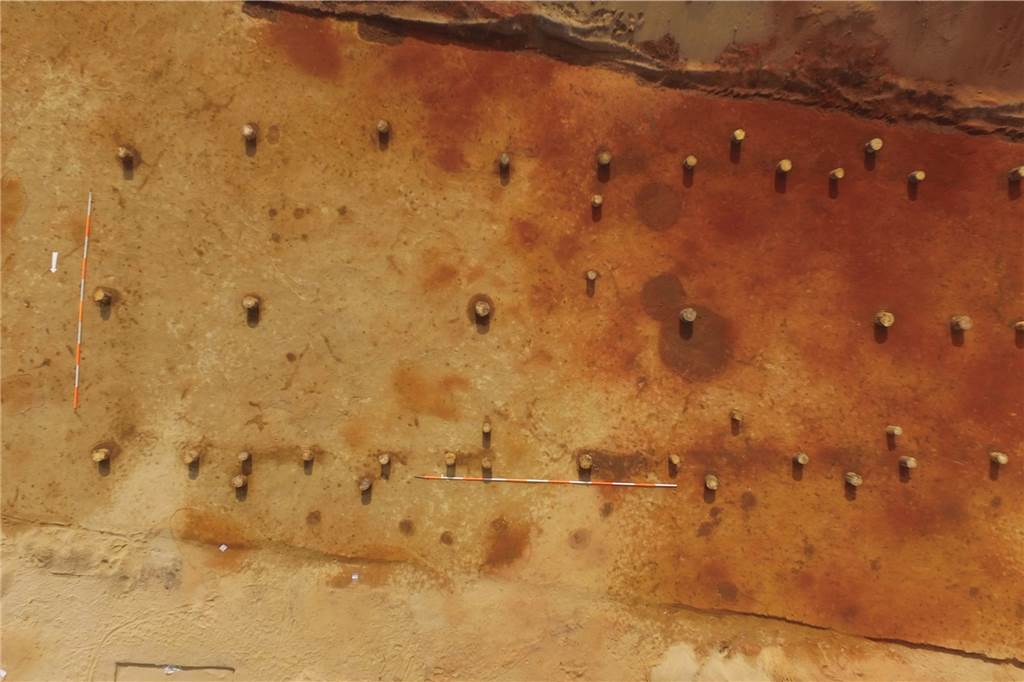 Jahrtausende Jahre alt: Alles zu den archäologischen Sensationsfunden in Nienborg Auf diesem Bild sieht man den Grundriss eines so genannten Wohnstall-Hauses aus der Eisenzeit, den die Archäologen auf dem Ausgrabungsgelände in Nienborg freilegten.
