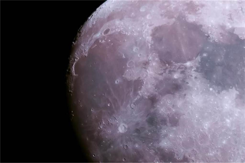 Auf diesem Bild sieht man den Mond mit sichtbaren Mineralablagerungen.