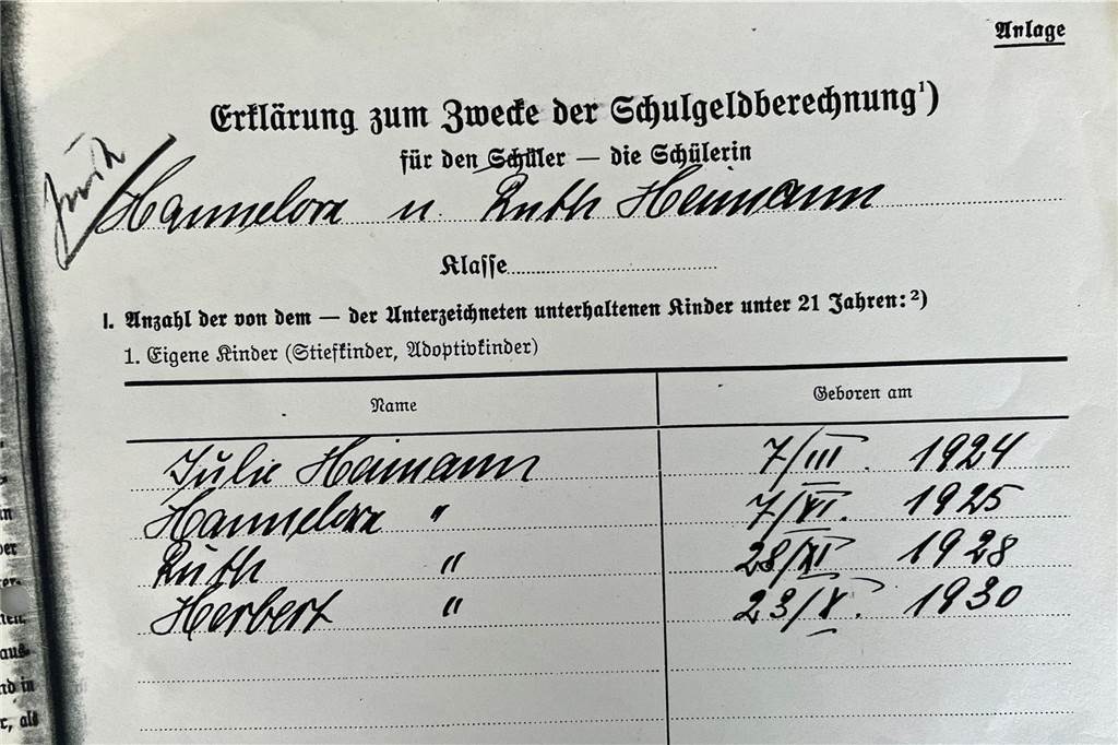 Holocaust-Überlebende Hannelore Adler feiert 99. Geburtstag Auf diesem Dokument zur Schulgeldberechnung ist auch der Name des jüngsten Kindes der Familie zu lesen: Herbert kam 1930 zur Welt