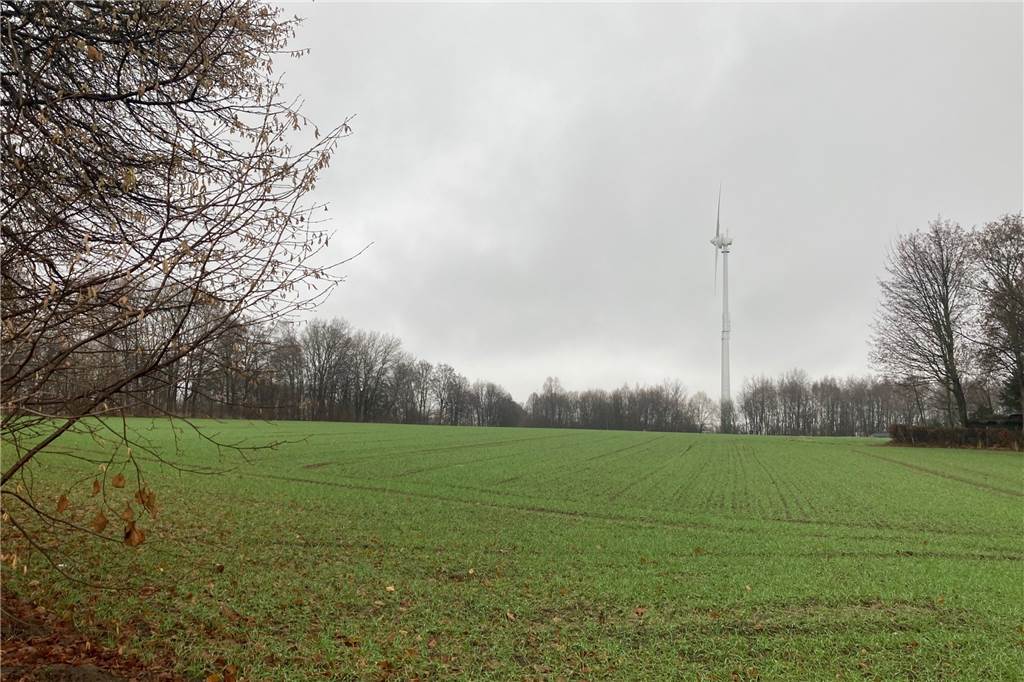 Solar-Feld und neues Windrad an der Uni: TU plant Energie-Projekte Auf diesem Feld an der A45 zwischen Eichlinghofen und Oespel soll eine neue Windkraft-Anlage entstehen - in unmittelbarer Nähe vom Dortmunder Windrad-Pionier "Airwin".
