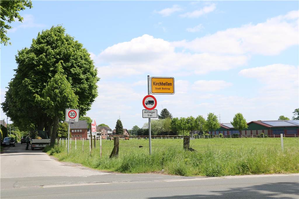 Kommunale Pflegeplanung Bottrop: Versorgungslücken werden geschlossen Auf diesem Feld an der Feldstraße wird voraussichtlich zu Jahresbeginn 2025 der Spatenstich für die Pflegeeinrichtung erfolgen, die künftig große Versorgungslücken im Ort schließt.