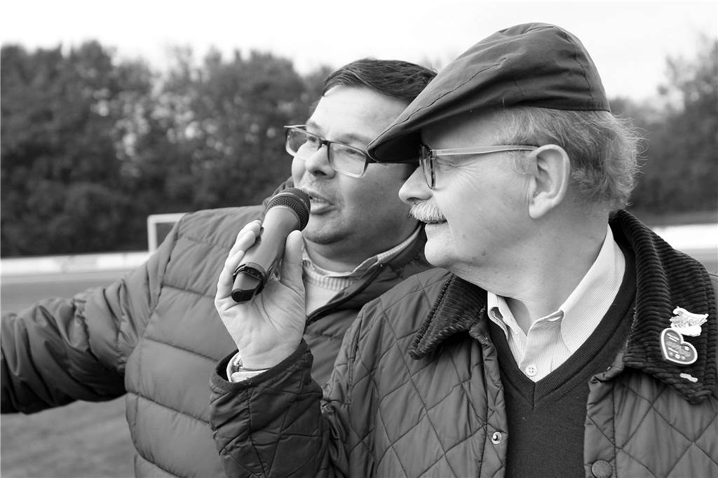 Einer der bekanntesten Werner, „Mister Sim-Jü“ Rainer Schulz, ist tot Auf diesem Foto aus dem Jahre 2014 interviewt Rainer Schulz (r.) den Schausteller-Vertreter Patrick Arens.