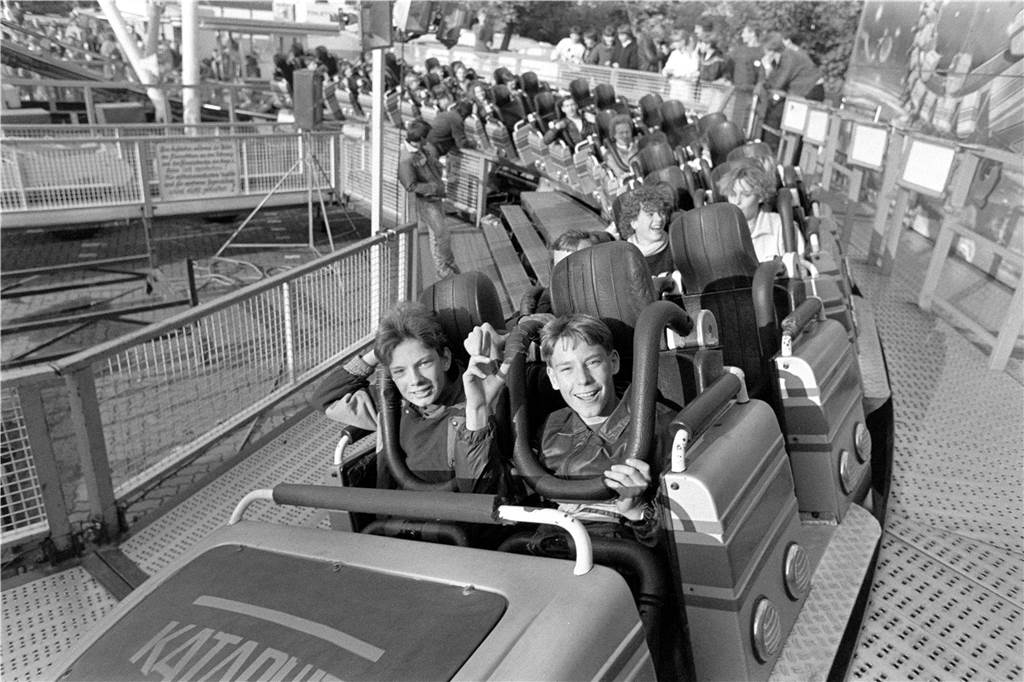 Auf diesem Foto aus den 1980er-Jahren hat Sabrina Becker ihren Vater Mike erkannt. Er sitzt links in der Bahn.