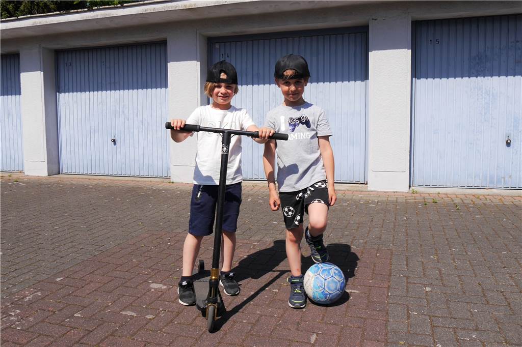 Marl: Fußballfreunde Ben (8) und Henri (7) retten Nachbarn (76) das Leben Auf diesem Garagenhof in der Waldsiedlung treffen sich die Freunde Henri (li.) und Ben gerne zum Fußballspielen. Über die Wand hinter ihnen schoss Henri den Ball in den Garten von Gert Pelster.