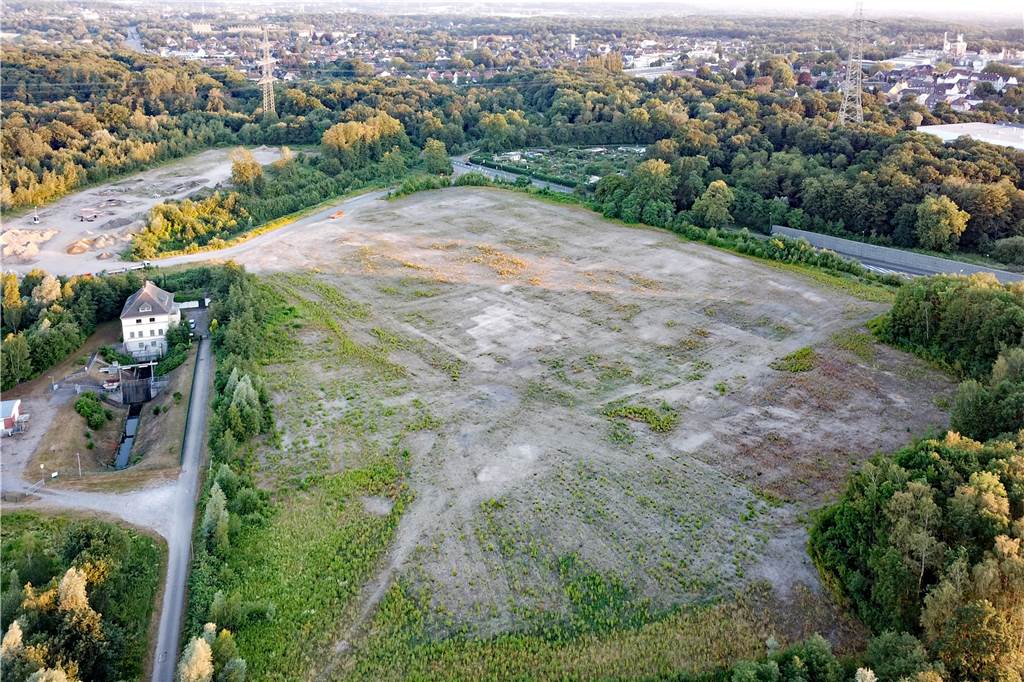 Neue Feuerwache in Sicht: Baukosten liegen wohl über 50 Millionen Euro Auf diesem Gelände auf der Ecke Klöcknerstraße / B235 will die Stadt einen EUV-Bringhof und eine neue Feuerwache errichten. Außerdem sollen zwei Kunstrasenplätze gebaut werden.