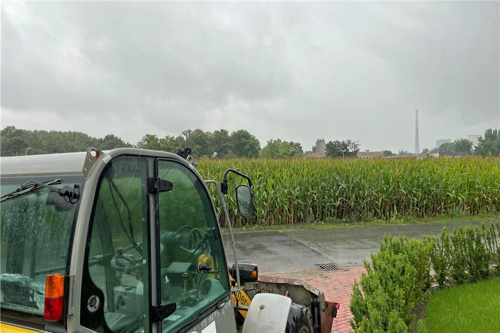 So viel Wohnraum soll in den kommenden Jahren in Werrne entstehen Ein Bagger steht vor dem Feld am Südring in Werne, auf dem ein neues Baugebiet entstehen soll.