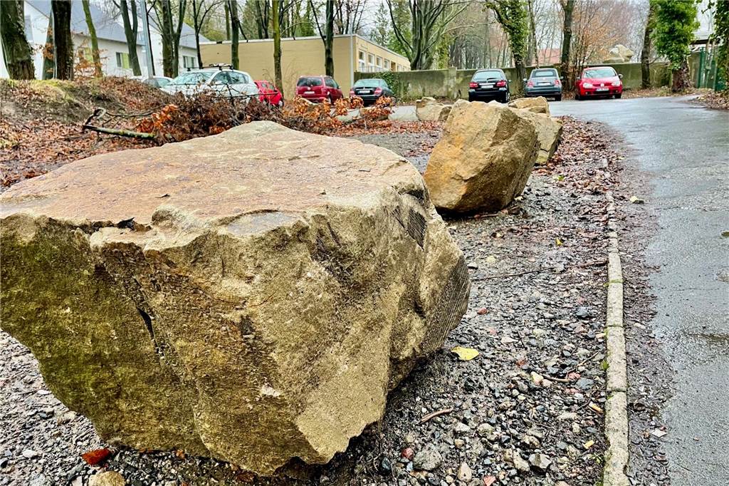 Top-Ten-Artikel 2022: Diese Geschichten haben die meisten interessiert Auf diesem Parkplatz hat sich der Vorfall ereignet. Im Hintergrund ist der Schulhof der Grundschule. Die Steine wurden gegen Falschparker in den Weg gelegt.