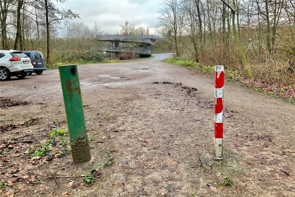 Unbekannte stehlen in Dortmund zahlreiche Briefe – mit einer ungewöhnlich rabiaten Methode Auf diesem Parkplatz wurden Briefe aus den aufgebrochenen Kästen gefunden.