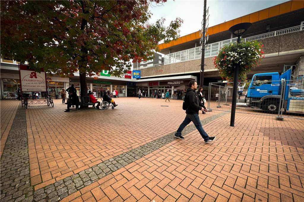 Wieder Krawall im EKS? Halloween macht dem Bezirksbürgermeister „Bauchschmerzen“ Treiben in einer Einkaufspassage