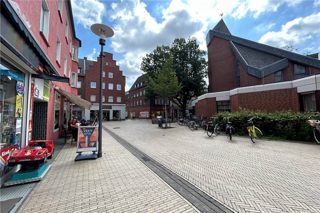 Ruhestörung in der Innenstadt: Grüne und FDP kontern CDU-Vorschlag Auf diesem Platz halten sich oftmals in den späten Abendstunden Jugendliche auf, die für Ruhestörungen sorgen.