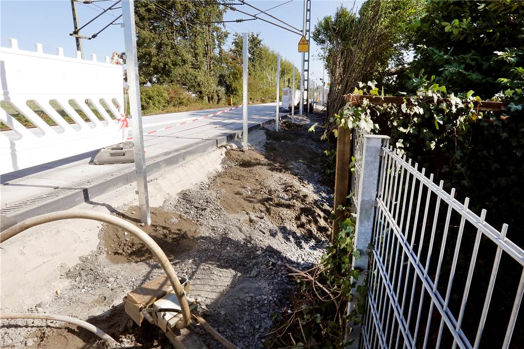 Und plötzlich fährt ein Zug durch den Garten – Rodung am Gleis verärgert Anwohner Auf diesem schmalen Streifen standen hohe Bäume und ein dichtes Flechtwerk aus Gebüsch. Der Grünstreifen schirmte bis zur Rodung die Häuser am Kottenpfad ab.