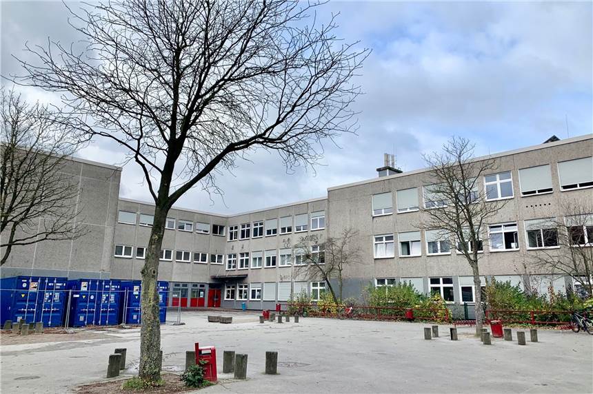Nach Angriff auf dem Schulhof: Polizei findet jugendliche Lehrer-Angreifer Auf diesem Schulhof kam es zu dem Angriff auf den Lehrer.