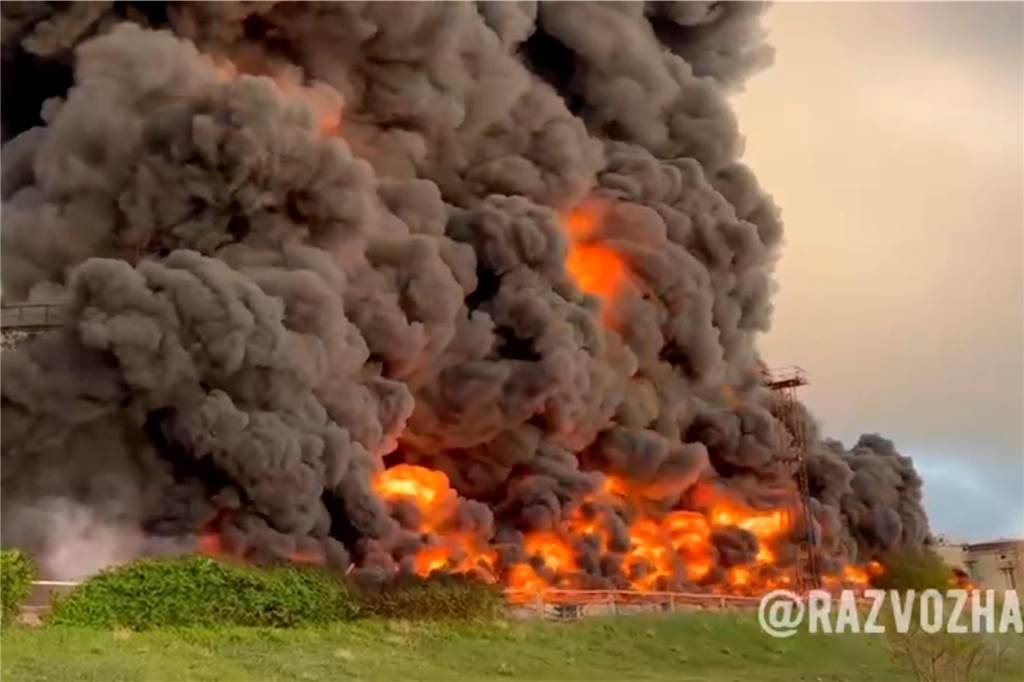 Krieg in der Ukraine: Treibstofftank auf Krim durch mutmaßlichen Drohnenangriff in Brand Auf diesem vom Telegram-Kanal des Gouverneurs von Sewastopol Michail Raswoschajew am Samstag, den 29. April 2023, veröffentlichten Handout-Foto steigen Rauch und Flammen aus einem brennenden Treibstofftank in Sewastopol auf der Krim auf.