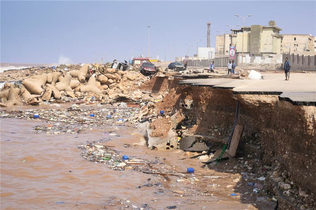 Katastrophale Lage nach Unwetter in Libyen: Rund 5200 Tote - Tausende Vermisste Auf diesem von der libyschen Regierung zur Verfügung gestellten Bild ist eine Küstenstraße nach schweren Überschwemmungen in Derna, Libyen, eingestürzt. Der Mittelmeersturm Daniel verursachte in Libyen verheerende Überschwemmungen, die Dämme brachen und in mehreren Küstenstädten im Osten des nordafrikanischen Landes ganze Stadtteile wegspülten und Häuser zerstörten. (Wiederholung mit verändertem Bildausschnitt)
