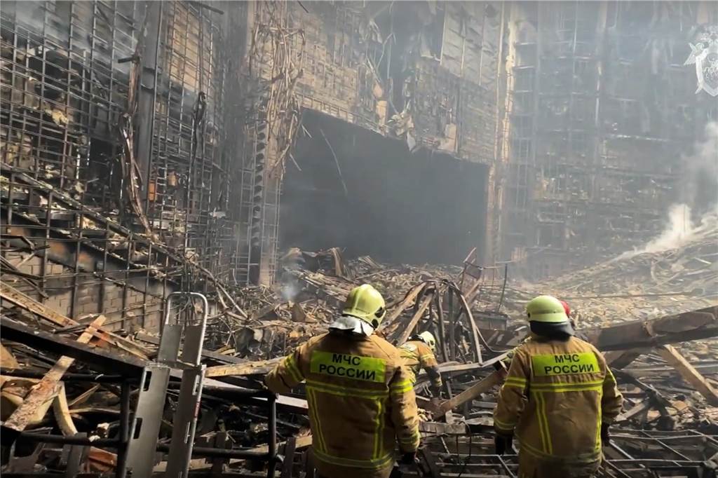 Tote und Verletzte bei Schießerei in Moskau: Videos zeigen Brand in Konzerthalle Auf diesem, von einem russischen Untersuchungsausschuss herausgegebenen Foto, arbeiten Rettungskräfte des russischen Katastrophenschutzministeriums nach dem Anschlag im Inneren der Veranstaltungshalle Crocus City Hall.