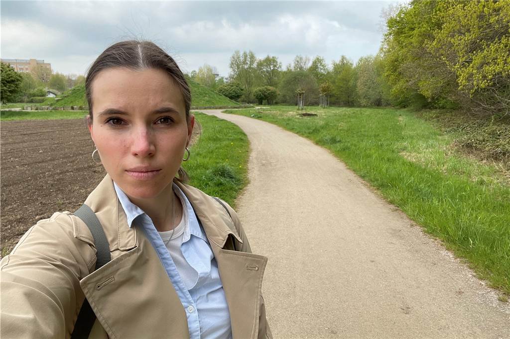 Nach Angriff in Scharnhorst: „Im Dunkeln trau ich mich nicht hier lang“ Auf diesem Weg wurde die Dortmunderin angegriffen, als sie in Richtung des Hügels (siehe Hintergrund) zu Fuß unterwegs war. Der genaue Tatort befindet sich jedoch weiter östlich auf dem Weg.