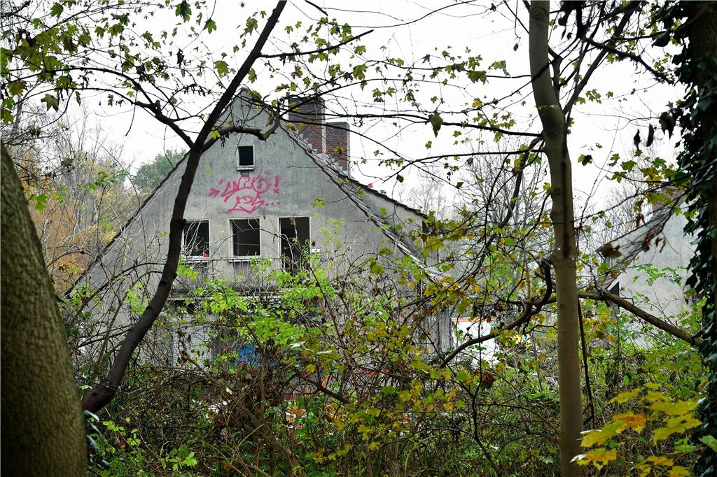 Verlassene Orte in Lünen: Entsorgungs-Riese Remondis reißt Häuser ab Auf diesen Fotos von vor dem Abriss, ist der Vandalismus an den Gebäuden zu sehen.