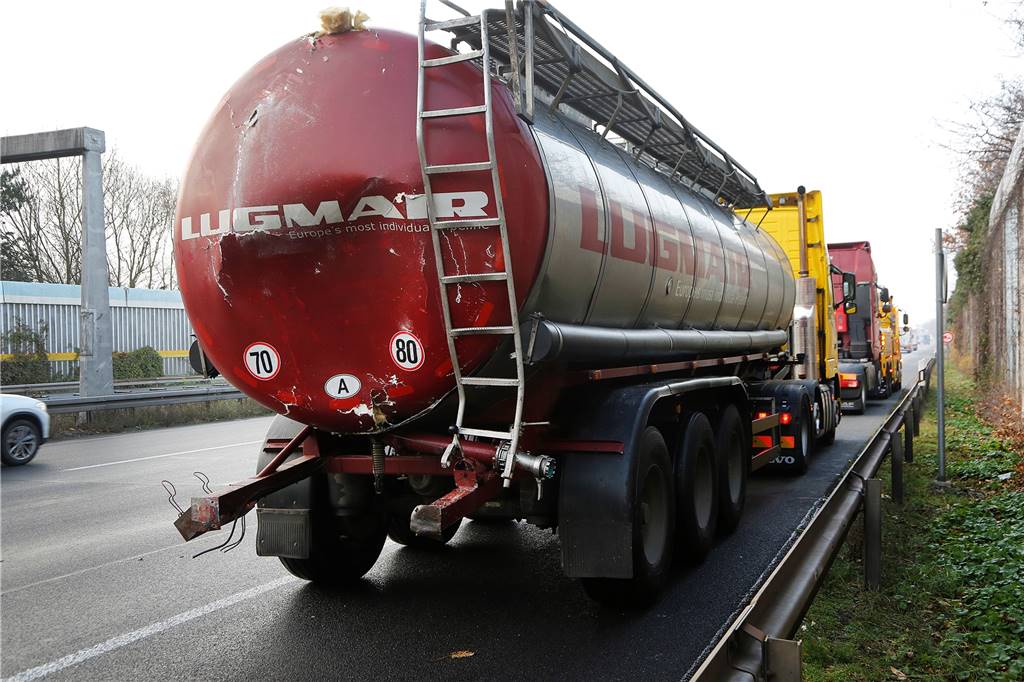 Unfall mit 100 Schweinen auf der Autobahn: Feuerwehrmann verletzt sich bei der Rettungsaktion Auf diesen Tankzug ist der Schweinetransporter aus dem Kreis Unna aufgefahren. Der Auflieger wurde durch die Wucht des Aufpralls stark verformt.