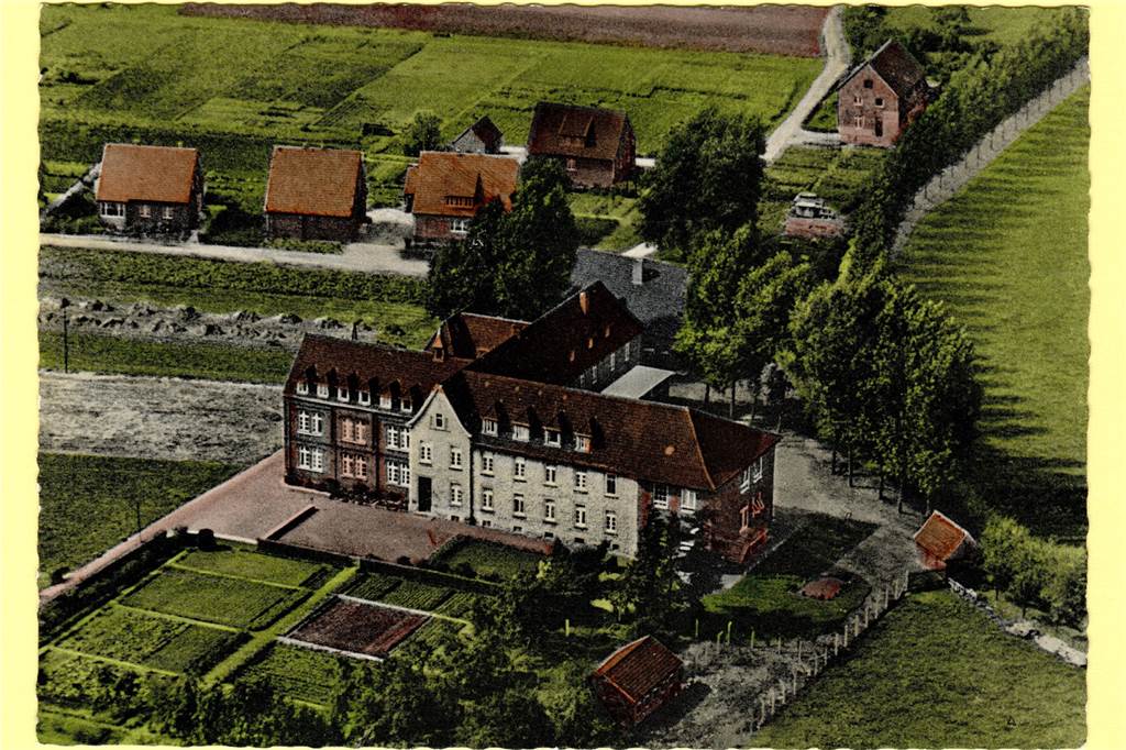 Vom Krankenhaus zum Altenwohnhaus: 150 Jahre Geschichte und Geschichten Auf dieser alten Luftbildaufnahme ist die komplette Anlage mit Krankenhaus, landwirtschaftlichem Betrieb und Flächen zu sehen.