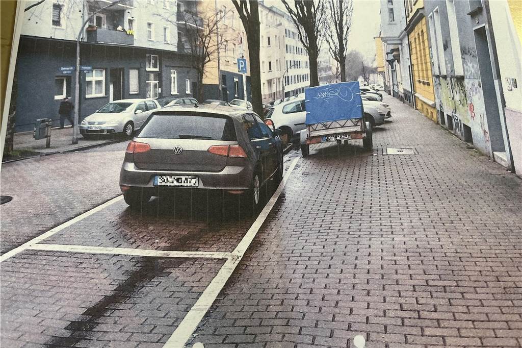 Auf dieser Aufnahme hat Eckard Ruttkowski nachgestellt, wie der Anhänger geparkt war, als dieser mit einem Knöllchen versehen wurde