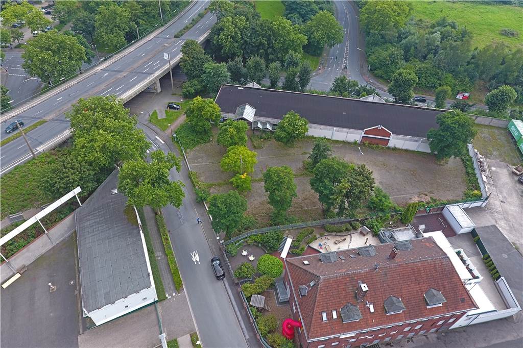 Gerüchte-Check: Diakonie-Zentrum an der Kleinen Lönsstraße geplatzt? Auf dieser Drohnen-Aufnahme ist der alte langgestreckte Einzelhandelsbau oben gut zu erkennen. Unten rechts im Gebäude ist die Kita Kinderland zu Hause.