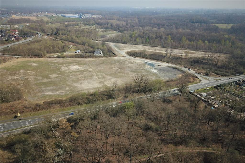 Flüchtlingslage in Castrop-Rauxel und wie es an der B235 weiter geht Auf dieser Fläche an der B235 in Habinghorst entsteht eine Groß-Notunterkunft für Geflüchtete des Landes NRW.
