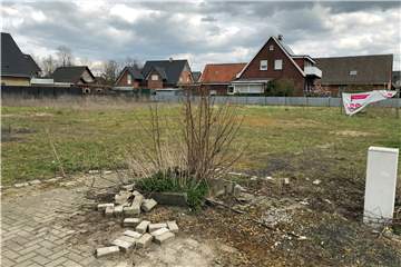 Auf dieser Fläche an der Winterswyker Straße in Oeding stand früher eine Gärtnerei. Bald sollen dort neuer Wohnraum entstehen: Reihenhäuser sind geplant.