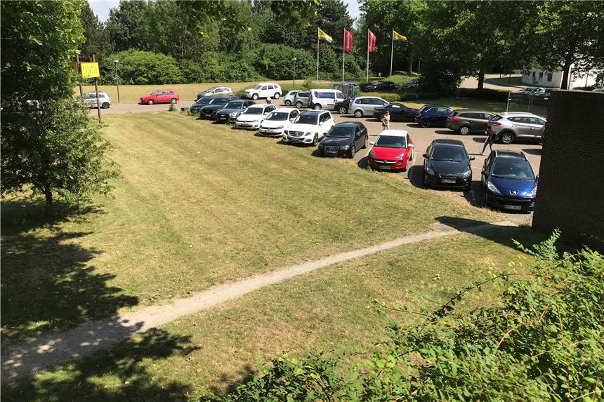 Unterhalb des Rathauses entsteht bald eine mobile Kita Auf dieser Fläche gleich neben dem Rathaus und dem WLT-Studio wird die mobile Kindertagesstätte errichtet.