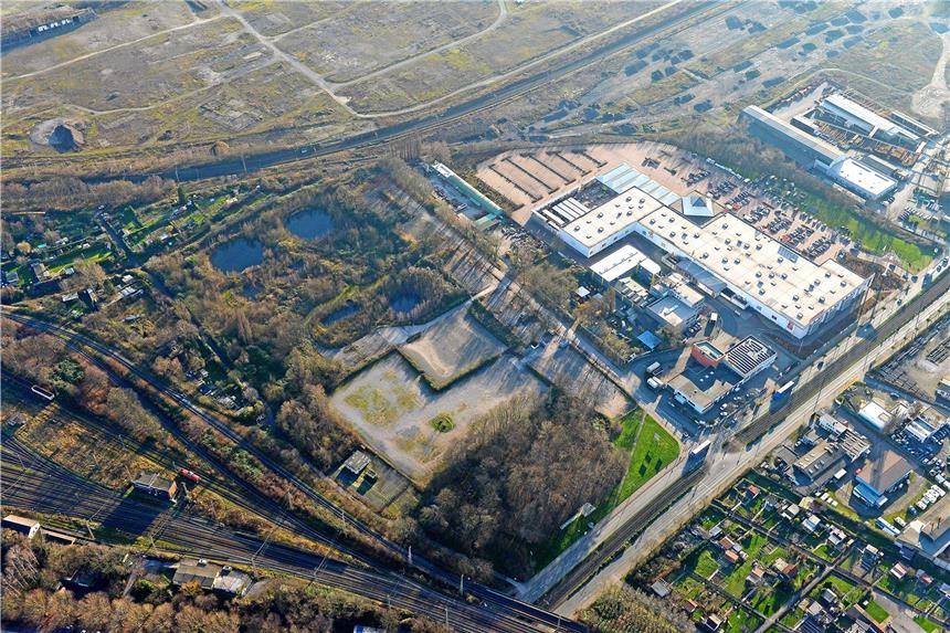 Auf dieser Fläche zwischen Güterbahn-Trasse (unten), Bornstraße (unten rechts) und Hildastraße (oben rechts) soll eines der beiden neuen Möbelhäuser entstehen.