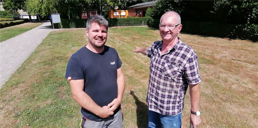 Dortmunder Kleingärtner setzen auf Familien: Für einen Spielplatz fehlt Geld Auf dieser großen Wiese neben dem Vereinsheim will der KGV Haberlandstraße einen neuen Spielplatz einrichten. Vorsitzender Peter Pampl (r.) und sein Stellvertreter Daniel Ziep suchen nach Geldgebern, die das Projekt unterstützen.
