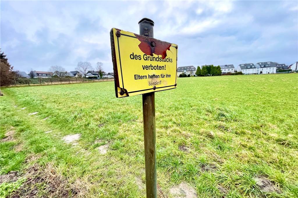 Marianne Möllerherm kämpft seit 30 Jahren für einen Spielplatz auf dem Höchsten Auf dieser grünen Wiese zwischen Sommerbergweg und Höchstener Straße sollen bis zu 40 neue Häuser gebaut werden. Und ein Kinderspielplatz.