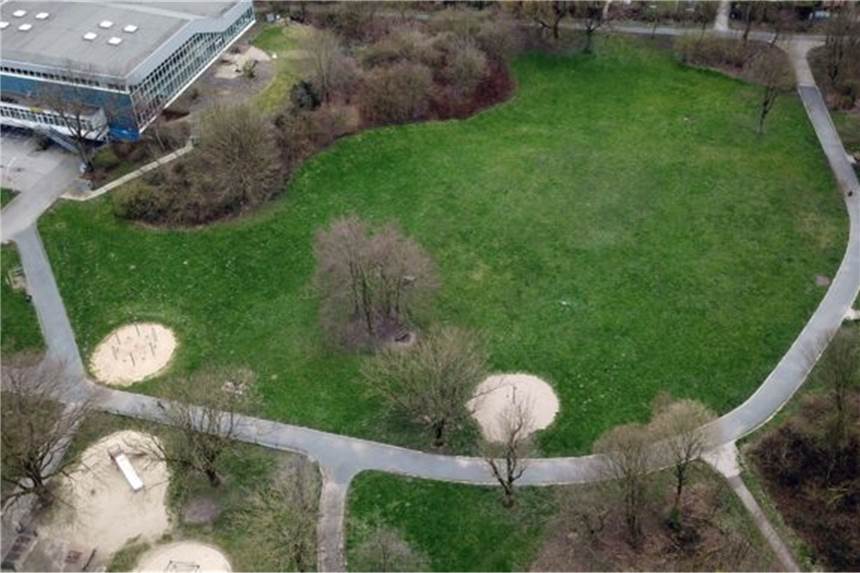 Stadt präsentiert Bürgern Pläne für großen Spielplatz am Hallenbad Auf dieser Grünfläche hinter dem Hallenbad soll künftig der Sport-, Spiel- und Bewegungspark entstehen.