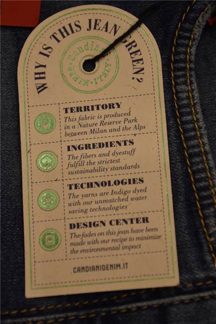 Problem nicht verkaufte Kleidung: Im Modehaus Demes bleiben nicht zu viele Textilien übrig Auf dieser Jeans wird die Frage, warum die Hose "grün" ist, mit vier unterschiedlichen Argumenten begründet.