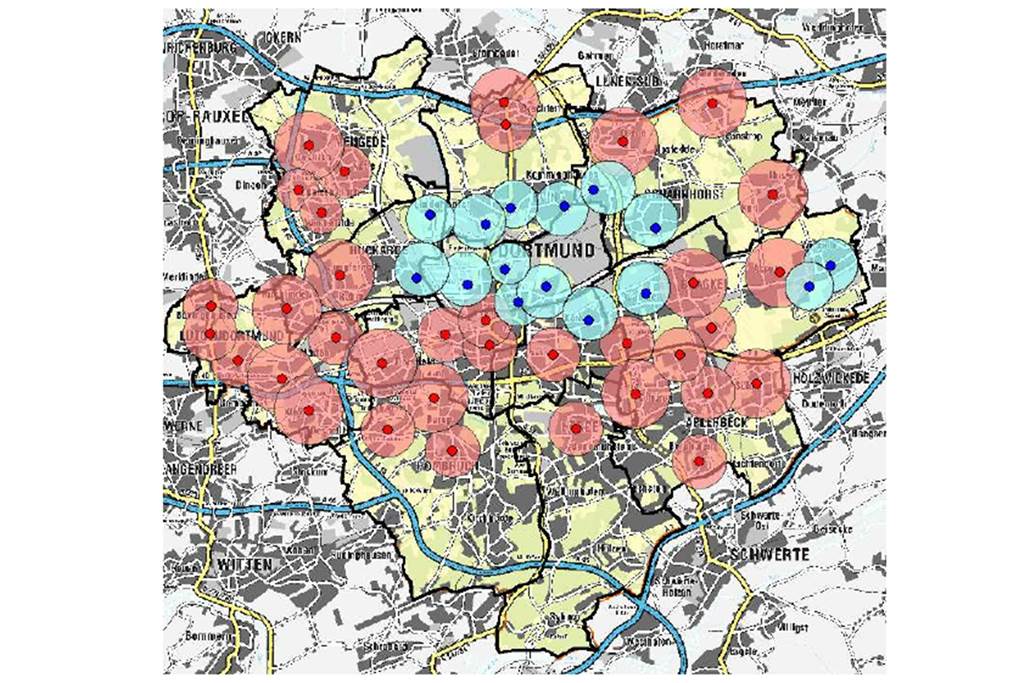 Nichts gehört? Sirenen-Test zeigt Probleme und ein Warn-Netz mit Lücken Auf dieser Karte ist die erste und die zweite geplante Ausbaustufe verzeichnet. Die erste Stufe in blau und die zweite Stufe in Rot. Auch hier ist um die Standorte die ungefähre Hörweite verzeichnet.