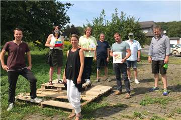 Auf dieser leeren und zugewucherten Fläche soll bald eine Waldbienenwand stehen. Eine Kooperation der Naturfreunde und des Waldkindergartens.
