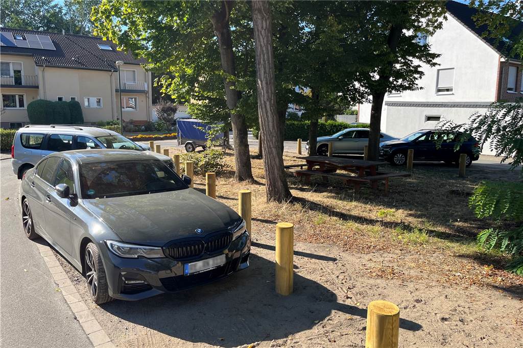 Auf dieser Parkfläche am Ende der Mittelinsel haben nur wenige Autos Platz.