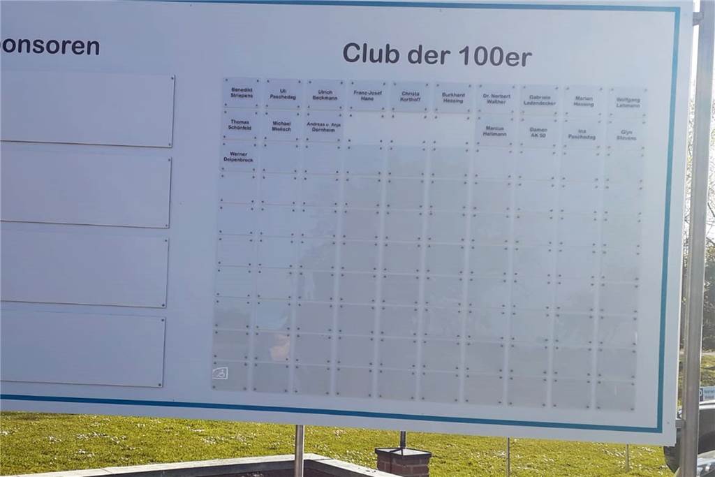Golfclub Westerwinkel: Spendable Mitglieder kommen in den „Club der 100er“ Auf dieser Tafel werden die Namen der Spender verewigt.