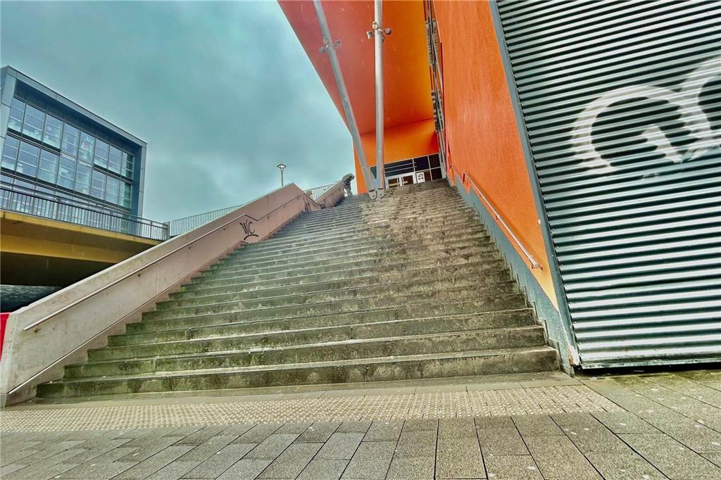 „Der Busfahrer hat mir das Leben gerettet“: 55-Jähriger brutal überfallen Die Treppe zur Hörder Brücke.