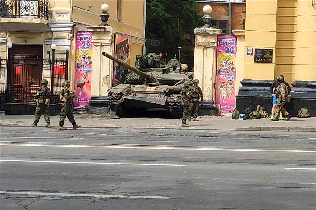 Auf diesem Videostandbild sind russische gepanzerte Fahrzeuge in einer geparkt. Russlands Präsident Putin hat die Blockade wichtiger Objekte in der südrussischen Stadt Rostow am Don durch die Söldnertruppe Wagner bestätigt. «Faktisch ist die Arbeit von Organen der zivilen und militärischen Führung blockiert», sagte Putin am 24.06.2023 in einer Ansprache ans russische Volk im Staatsfernsehen.