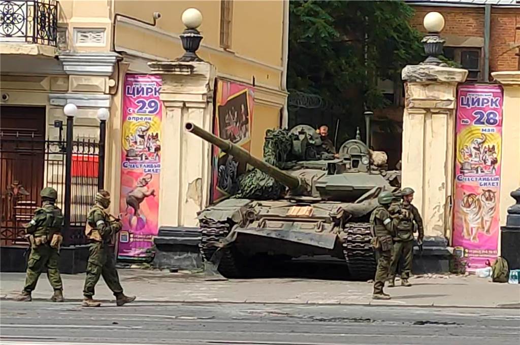 Nach Eskalation in Rostow am Don: Klaus Henter sorgte sich um Freunde in Dortmunds Partnerstadt Auf dieser Videoaufnahme steht ein gepanzertes russisches Fahrzeug in einer Straße in Rostow am Don, wie die Deutsche Presseagentur berichtet.