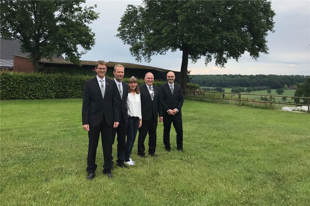 Erstes Runkelschützenfest nach Corona: „Drei Jahre reichen jetzt auch“ Auf dieser Wiese bei der ehemaligen Gaststätte Klähr wird ein großes Festzelt aufgebaut. Hier zu sehen: Thomas Göke, Markus Hoeltmann, Jörg und sylvia Volle, und Sascha Stalberg (v.l.).