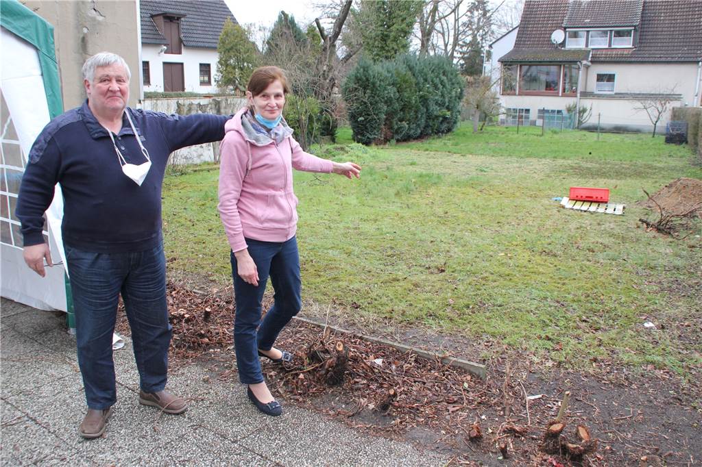 Bürgerkrug in Lünen will in naher Zukunft größer werden trotz Corona Auf dieser Wiese möchten Heiner Diebecker und Marlies Niemann den Biergarten ihres Bürgerkrugs in Brambauer noch erweitern.