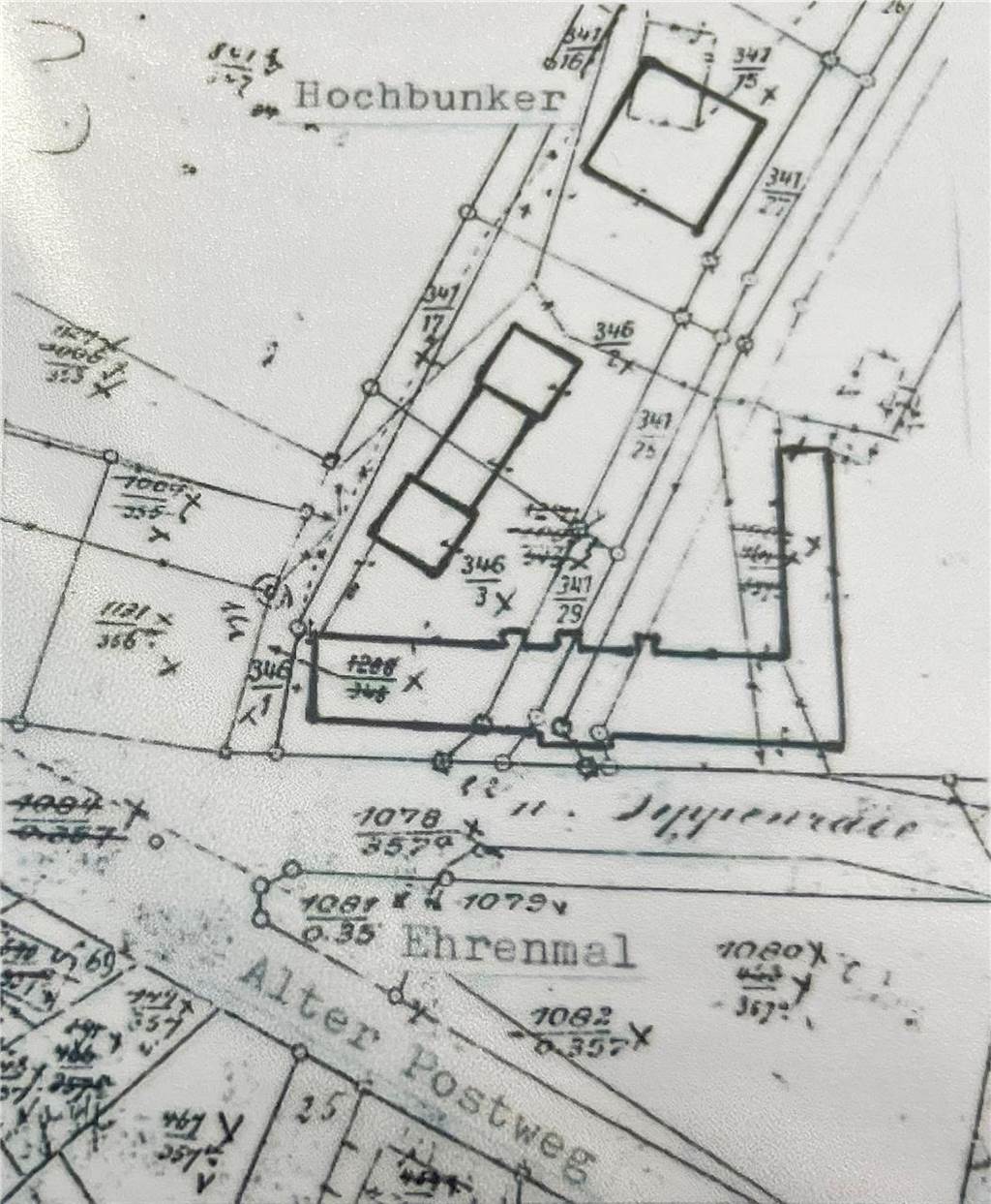 Heimatforscher zum Luftschutzbunker: Historie beginnt lange vor dem Krieg Auf dieser Zeichnung sind Ehrenmal (unten), Kinderheim und die beiden zusätzlich gebauten Gebäude (Mitte) sowie der Hochbunker (oben) genau zu erkennen.