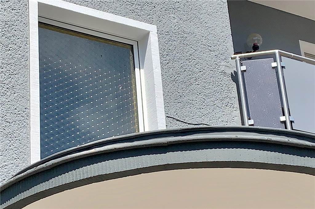 Hilferuf der Hausbesitzer: „Sie pinkeln alles voll und bedrohen die Mieter“ Auf dieses Flurfenster wurde zweimal geschossen.